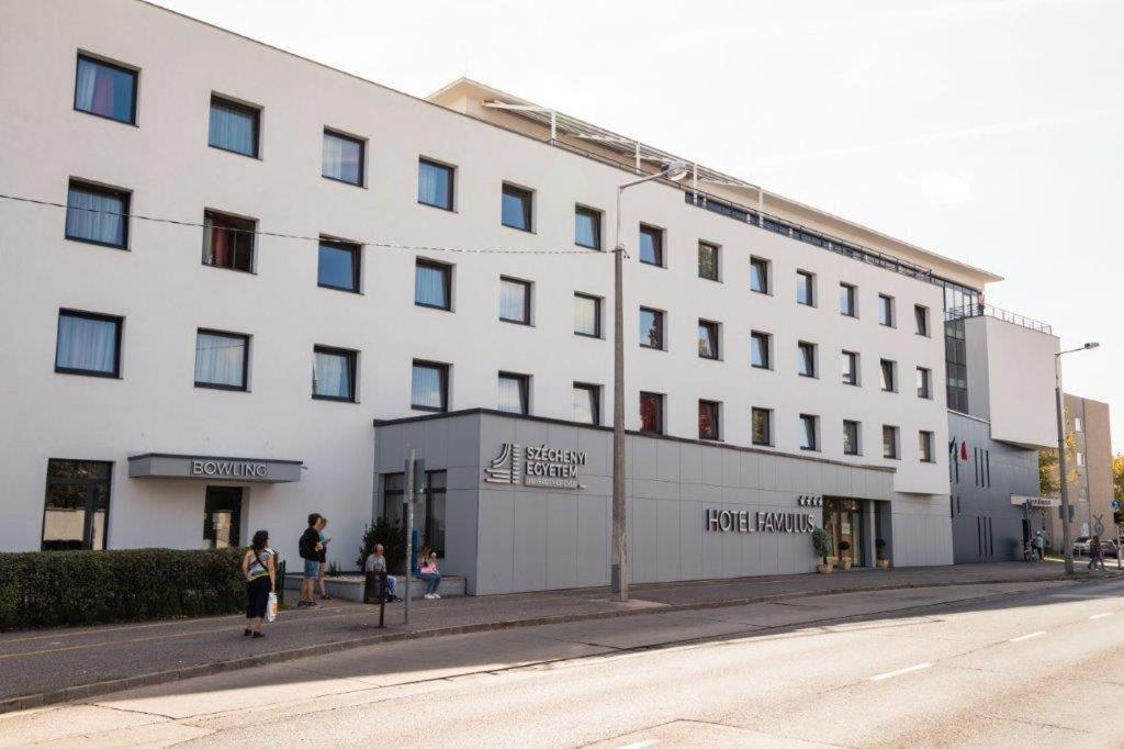 Hotel Famulus Ráb Exteriér fotografie